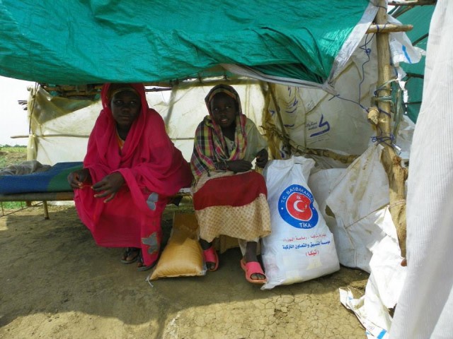 Fakih Ebul Kasım köyüne yardım götüren Savaş ve arkadaşları, gıda ve şekerden oluşan 250 kişiye yetecek erzak yüklü gıda paketlerini selzedelere dağıttı.