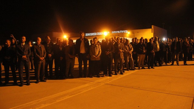 Askeri uçakla Kocaseyit Havalimanına getirilen cenaze ambulansla Burhaniye Devlet Hastanesi morguna kaldırıldı.