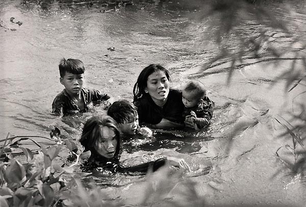 1965 Kyoichi Sawada, Japonya Güney Vietnam'da anne ve çocukları ABD bombalarından kaçmak için nehri geçmeye çalışıyor