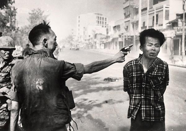 1968 Eddie Adams, ABD 1 Şubat 1968. Güney Vietnam Polis Şefi Nguyen Ngoc Loan, Viet Kong'lu olduğundan şüphelendiği genci öldürürken...