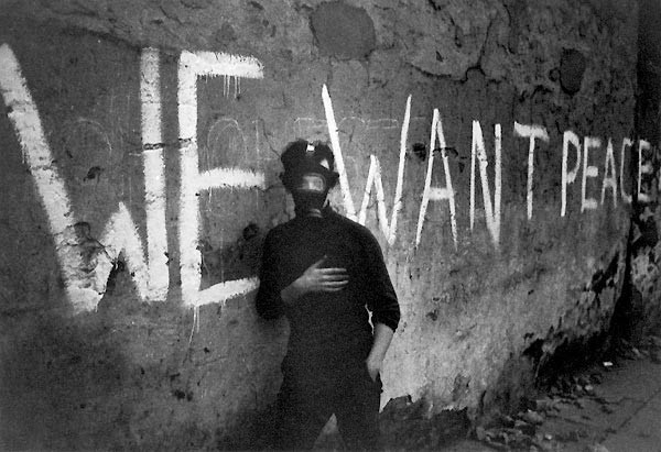 1969 Hanns-Jörg Anders, Almanya Anders, Kuzey irlanda'da bir Katholik genci, İngiliz güçleriyle çatışmanın sürdüğü sıcak anlarda fotoğrafladı. Fotoğrafçı gözyaşartıcı bombanın etkisine girmeden sadece 2 kez deklanşöre basabildi
