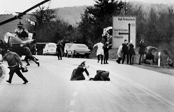 1971 Wolfgang Peter Geller, Almanya Batı Almanya'da polis ve banka soyguncuları arasındaki çatışma. 