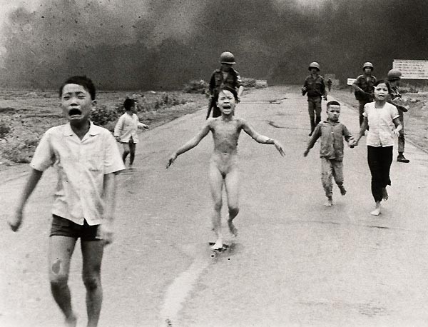 1972 Ut Cong Huynh, Vietnam Güney Vietnam uçakları yanlışlıkla napalm bombasını bir köyün ortasına düşürdü. Fotoğrafçı (şimdilerde herkesin tanıdığı) küçük kızın yanan kıyafetlerini 
