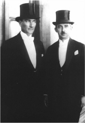 1923-1950 arası Mustafa Kemal Atatürk ve İsmet İnönü T.C.'nin ilk Cumhurbaşkanı Mustafa Kemal Atatürk, 1938'e kadar cumhurbaşkanlığı için 4 kez seçildi. 1938'den 1950'e kadar da İsmet İnönü aynı görev için 4 kez seçildi.