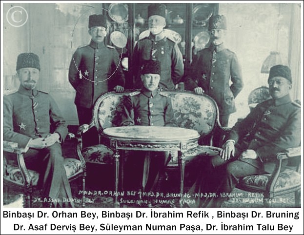 Mahalle mektebini bitiren İbrahim Refik, 1892 yılında Fatih Askerî Rüştiyesi'ne girdi. Buradan, 1896'da Çengelköy Askerî Tıbbiye İdadisi'ne (lise)  geçti. Akabinde, girmiş olduğu Askerî Tıbbiye’den 22 Ekim 1905'de, 1225 numaralı diploma ile ve Hekim Yüzbaşı rütbesiyle mezun oldu. Mezuniyet sonrası klinik çalışmasını tamamlamak üzere Gülhane Hastanesi’ne verildi. 29 Temmuz 1907'de 3. Ordu emrine atanmasına rağmen bir yıl daha Gülhane'de kalarak Histoloji ve Embriyoloji şubesinde çalıştı.