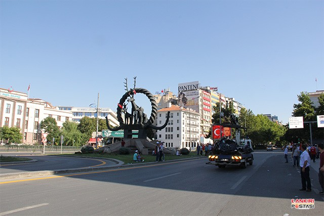 Darbe teşebbüs sabahında  Kızılay meydanını dolduran vatandaşlar.