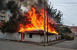 Aksu mahallesinde metruk ev cayır cayır yandı!