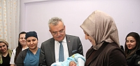 Vali Özcan'dan 2013 Yılında dünyaya gelen son bebeği ziyaret