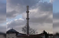 Deprem cami minaresini yıktı