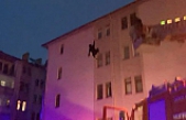 Çankırı'da 4 katlı binanın çatısından atlayan şahsı hava yastığı kurtardı!