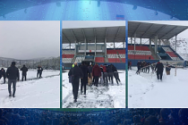Futbol sahasındaki karları taraftar temizledi