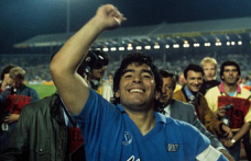 Efsane futbolcu Maradona hayatını kaybetti!