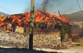 Kurşunlu'da çıkan yangında bir köy evi yandı!