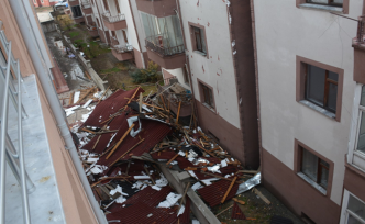 Ilgaz'da şiddetli fırtına evin çatısını uçurdu