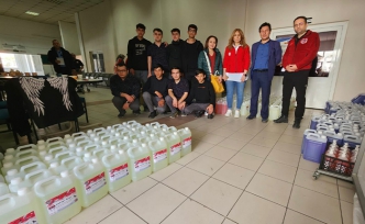Çankırı'da öğretmen ve öğrenciler depremzedeler için hijyen malzemesi üretiyor