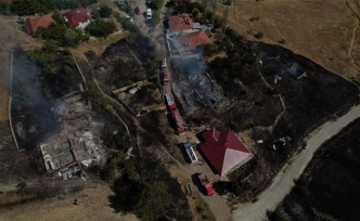 Bayramören Karataş köyünde çıkan yangında 3 ev, 1 samanlık yandı
