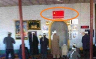 Doğu Türkistan'da mihraplara Çin bayrağı!