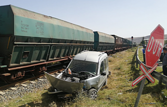 Çankırı’da yük treni hemzemin geçitte özel araca çarptı.
