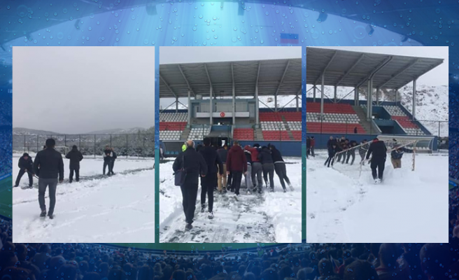 Futbol sahasındaki karları taraftar temizledi