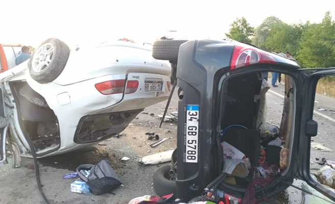 Çankırı'da orta refüjü aşan otomobil karşı şeride daladı! 6'sıı ağır 8 kişi yaralandı...