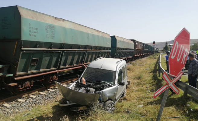 Çankırı’da yük treni hemzemin geçitte özel araca çarptı.