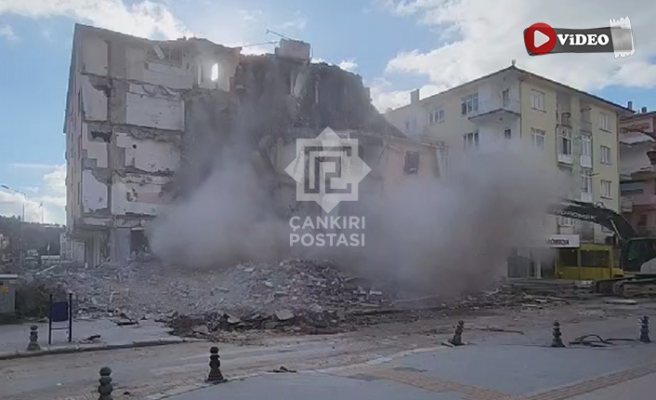 Çankırı’da kolonları patlayan 28 yıllık binanın yıkım anı kameralara yansıdı!