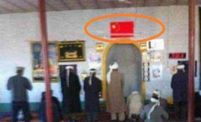 Doğu Türkistan'da mihraplara Çin bayrağı!
