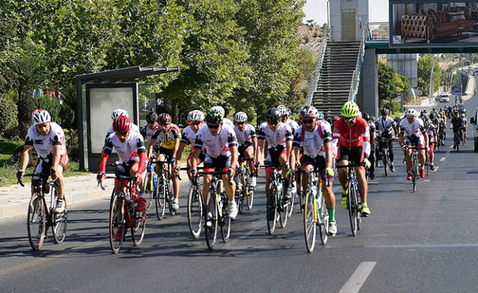 300 Bisikletçi Kale’de dalgalanan bayrağı Anadolu OSB’ye taşıdı