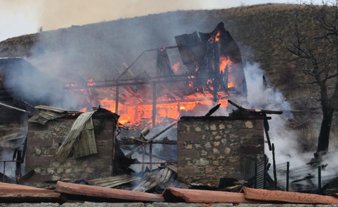 Aluç köyünde çıkan yangında 3 köy evi kullanılamaz hale geldi!