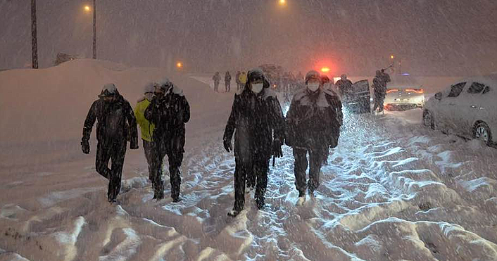 D100 karayolu Bolu Dağı kesimi kar sebebiyle trafiğe kapatıldı