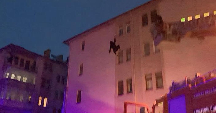 Çankırı'da 4 katlı binanın çatısından atlayan şahsı hava yastığı kurtardı!